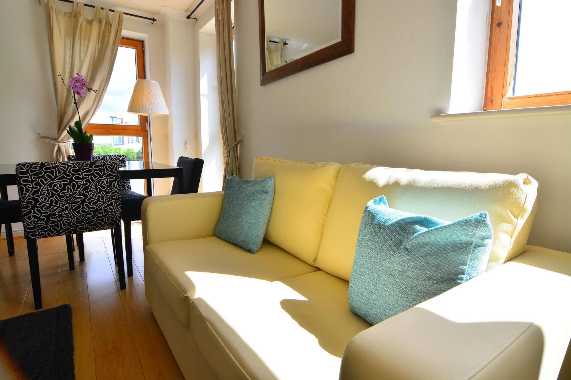 Apartment Wharf - Meridian Place Barking  Buitenkant foto
