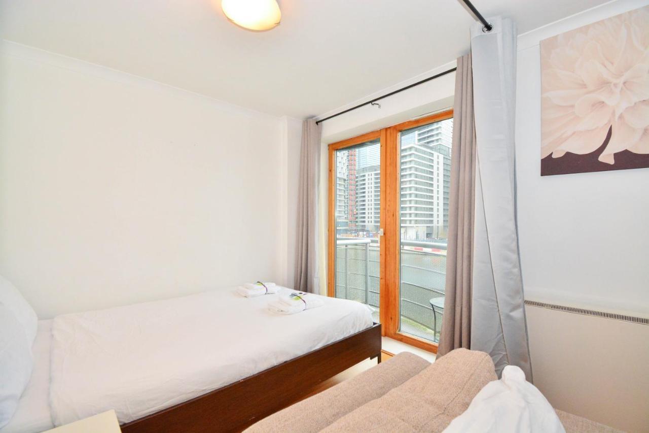 Apartment Wharf - Meridian Place Barking  Buitenkant foto